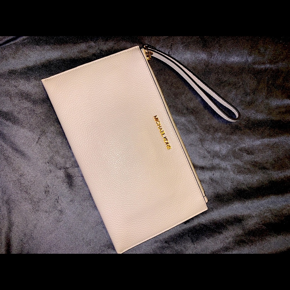 Micheal Kors wristlet